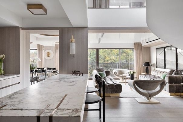 Un salon avec des meubles modernes.