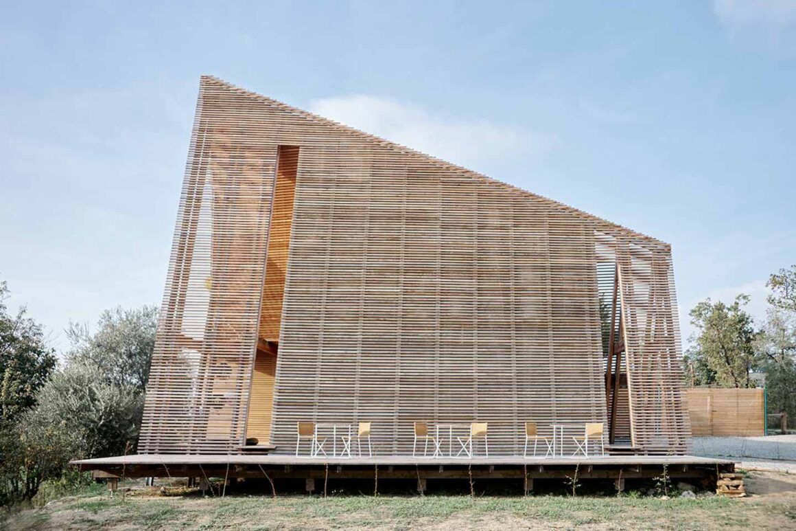 cabane en bois avec espaces communs