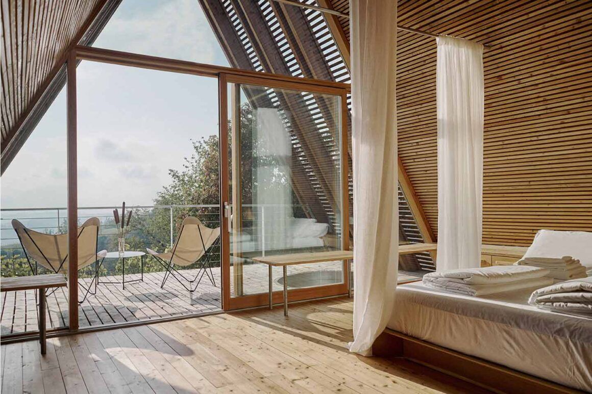 intérieur de la cabane en bois de l'éco-hôtel LILELO