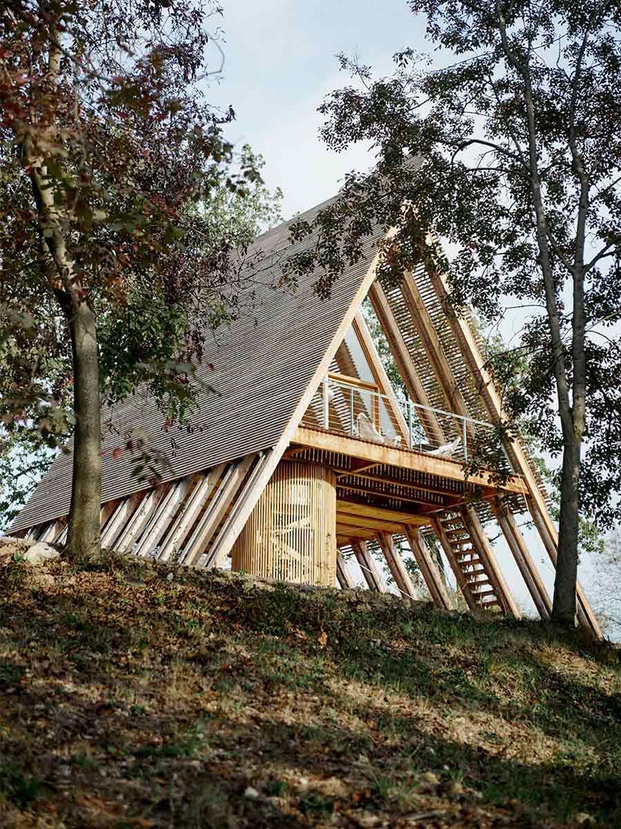 cabane en bois surélevée par rapport au sol