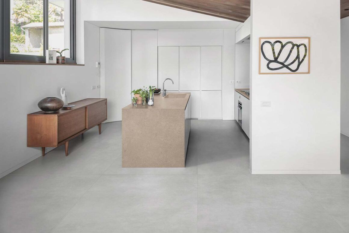 cuisine avec de grandes dalles en porcelaine de Marazzi