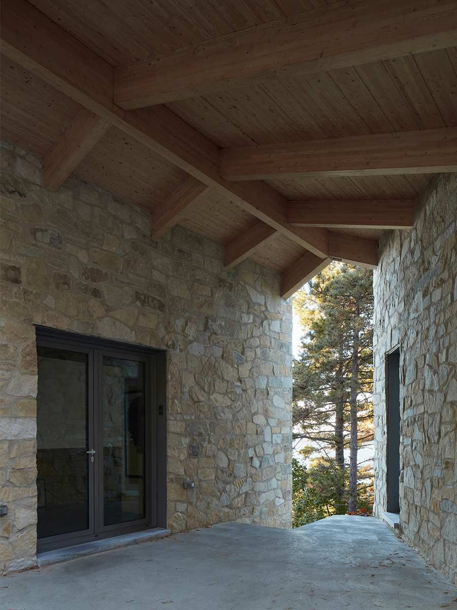 Une maison moderne en pierre