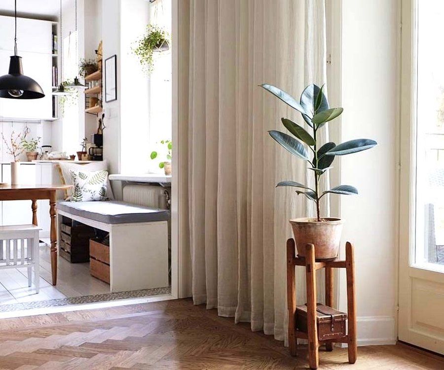 Salon-cuisine d'un mini-appartement avec des touches vintage