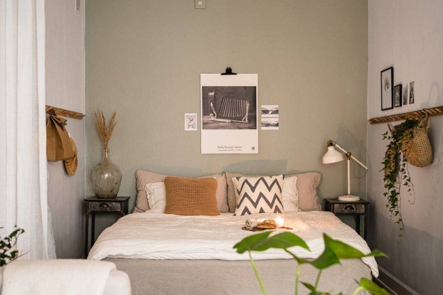 Chambre à coucher d'un mini-appartement avec des touches vintage