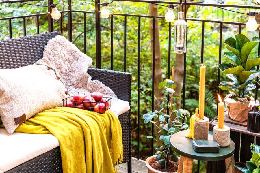 Petit balcon meublé