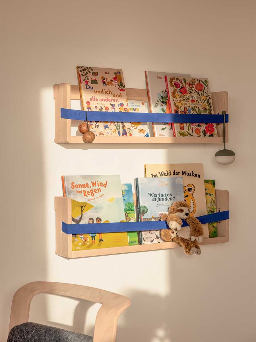 étagères en bois naturel dans la chambre d'enfant