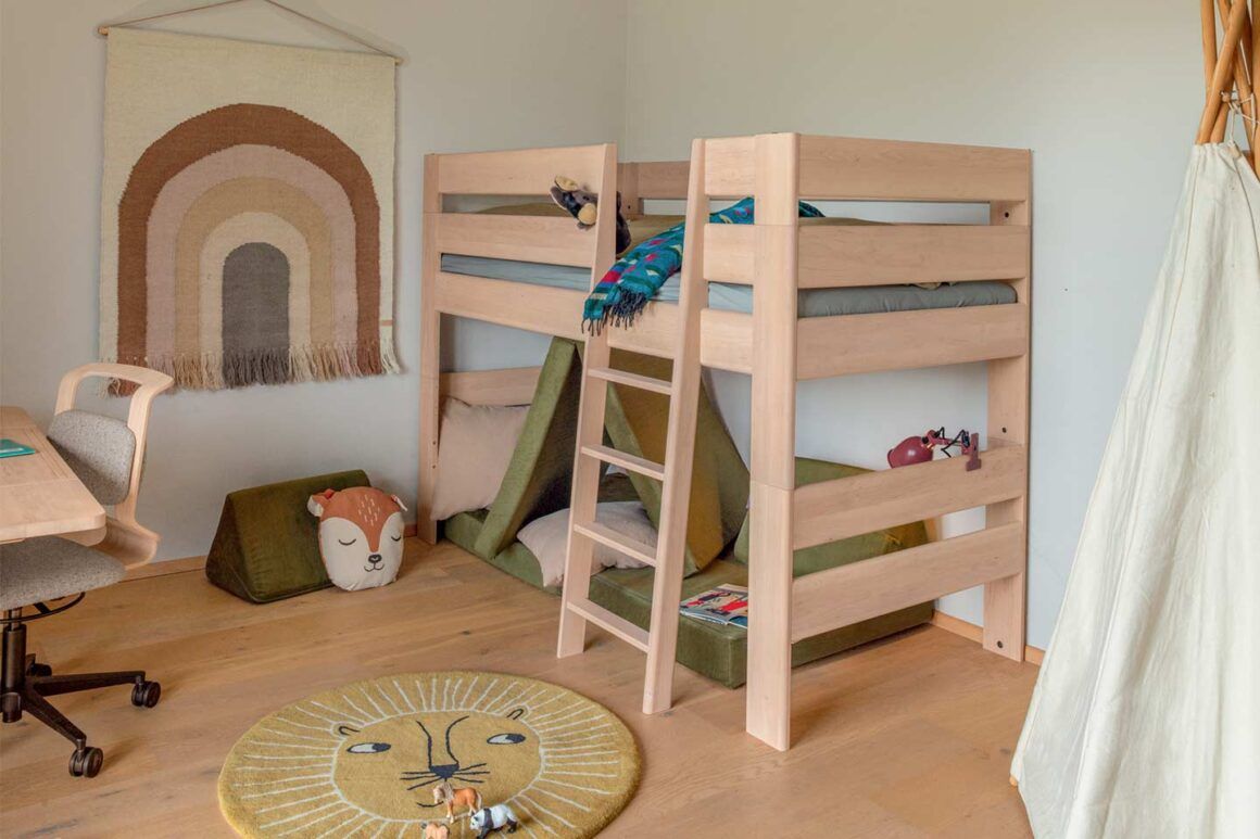 lit superposé en bois naturel