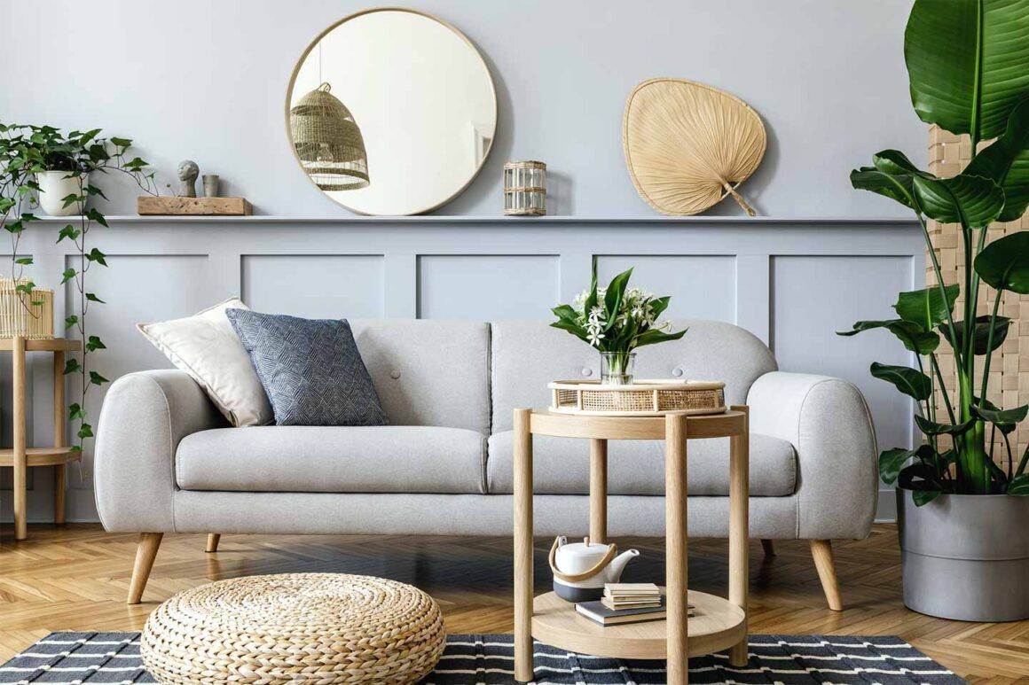 miroir rond suspendu dans le salon d'un petit appartement