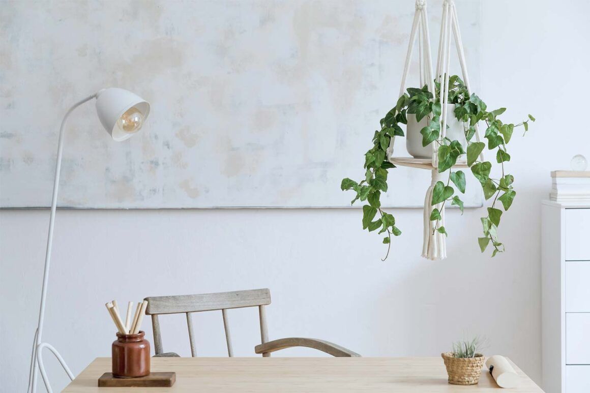 plan d'étage suspendu au plafond au-dessus du bureau dans un petit appartement