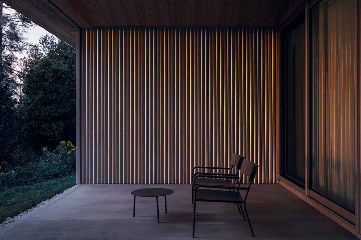 maison à porche sur le lac