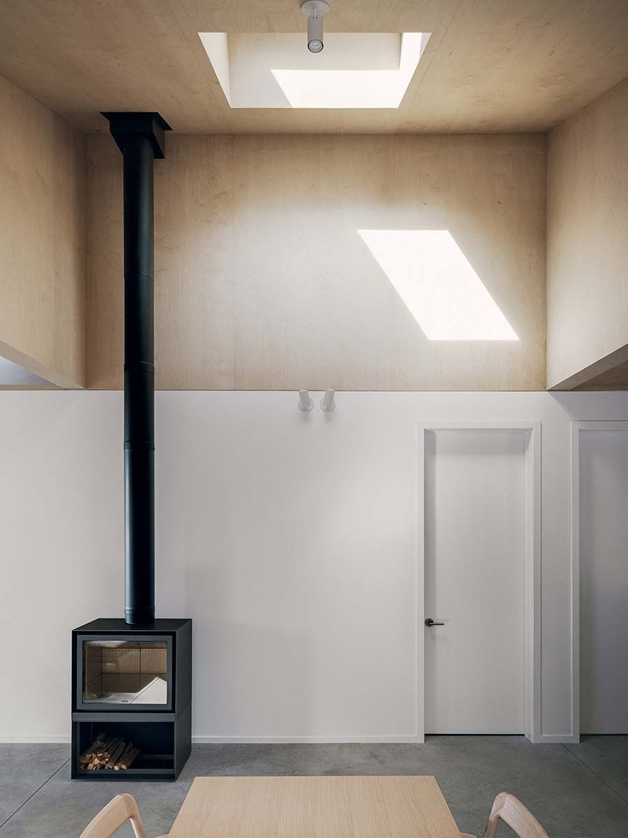 intérieur minimaliste avec poêle à bois
