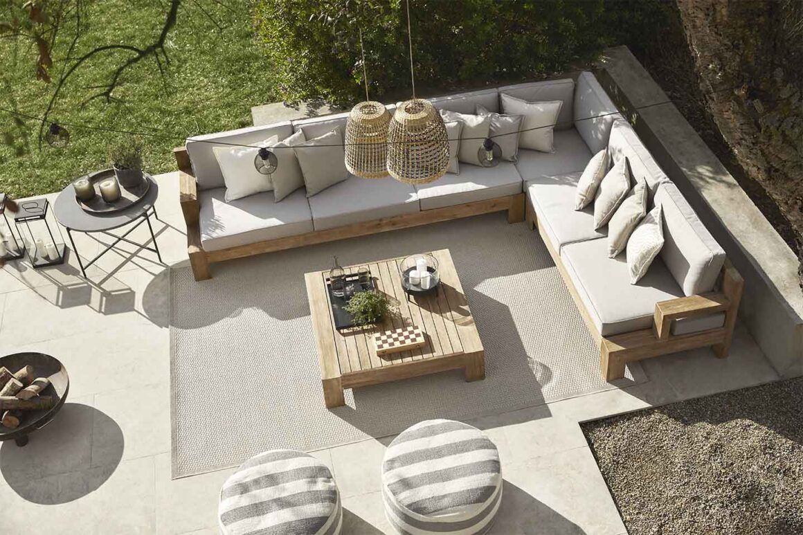 Coin détente dans le jardin avec canapé moderne