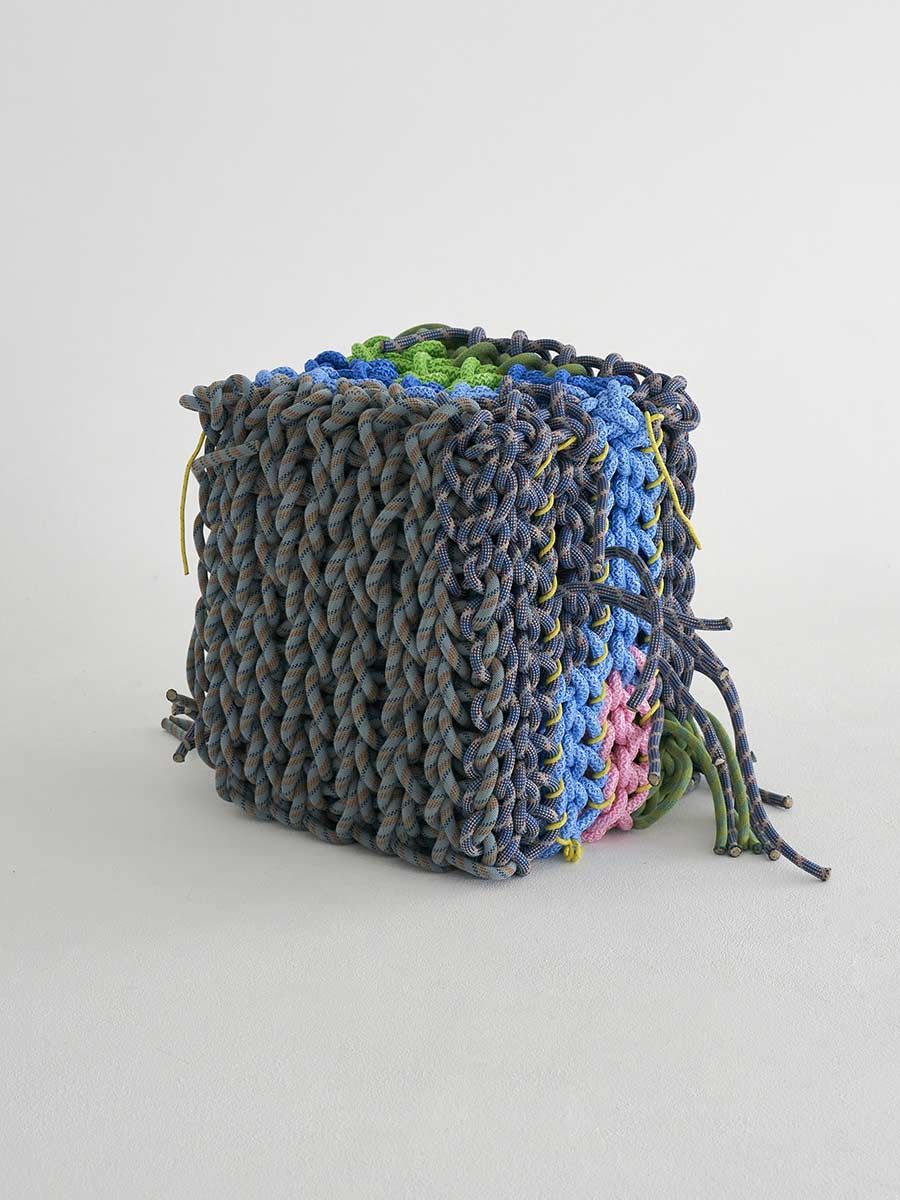 pouf fabriqué à partir de cordes d'alpinisme recyclées