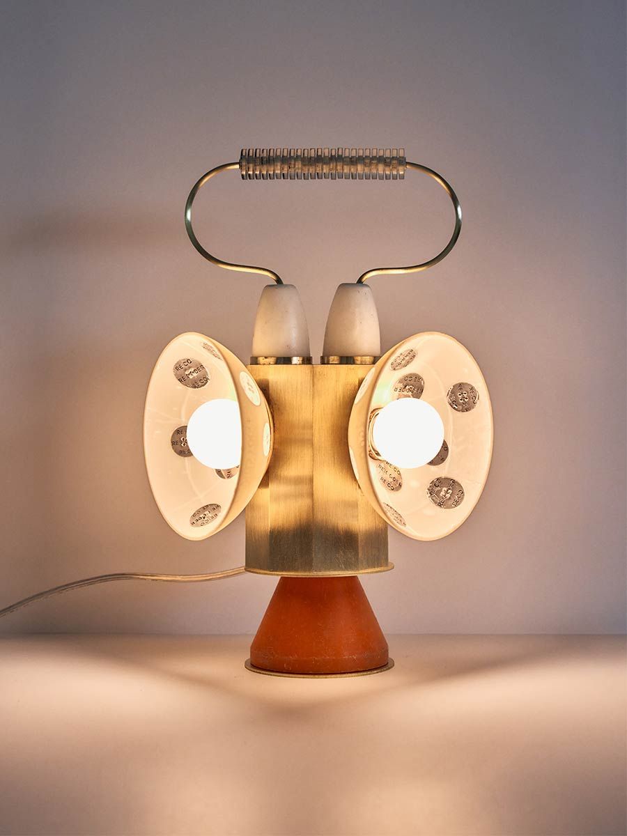 lampe portable fabriquée à partir de déchets