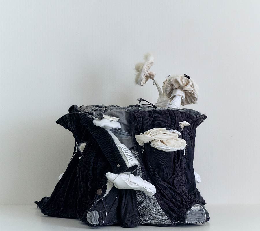 pouf fabriqué à partir de vêtements recyclés en exposition à Re;collective Milan