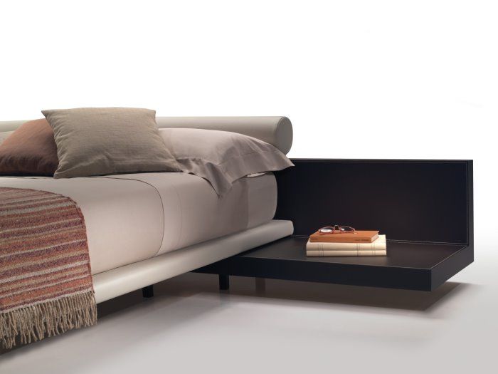 Détail de la tête de lit avec étagère