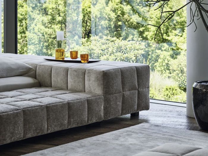 Détail de la tête de lit basse utilisée comme plateau de table