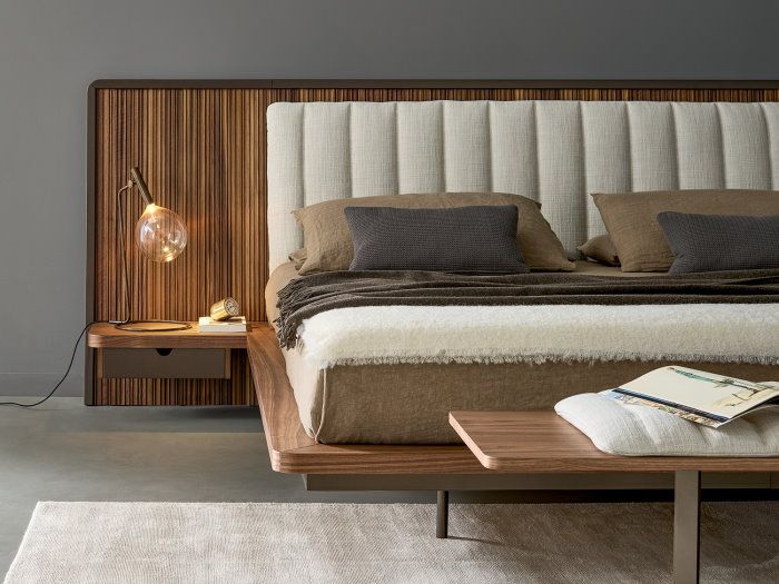 Détail de la tête de lit avec tables de chevet incorporées