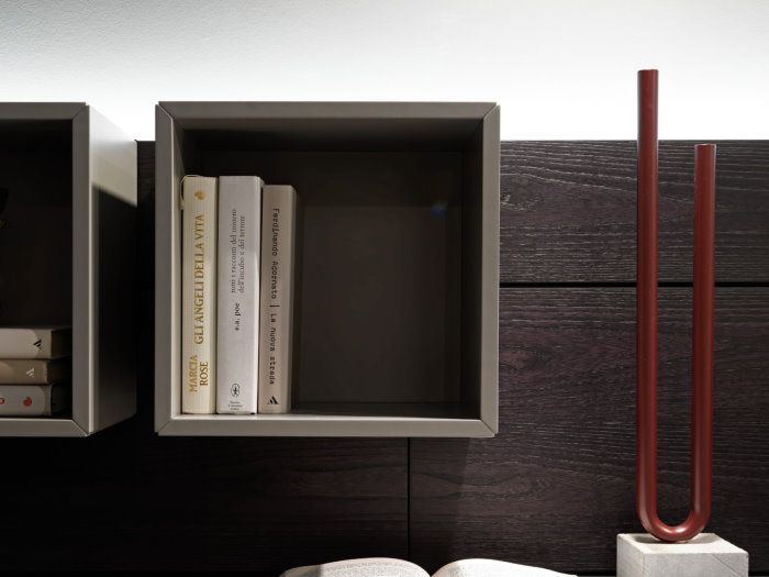 Détail de la tête de lit avec cubes de rangement