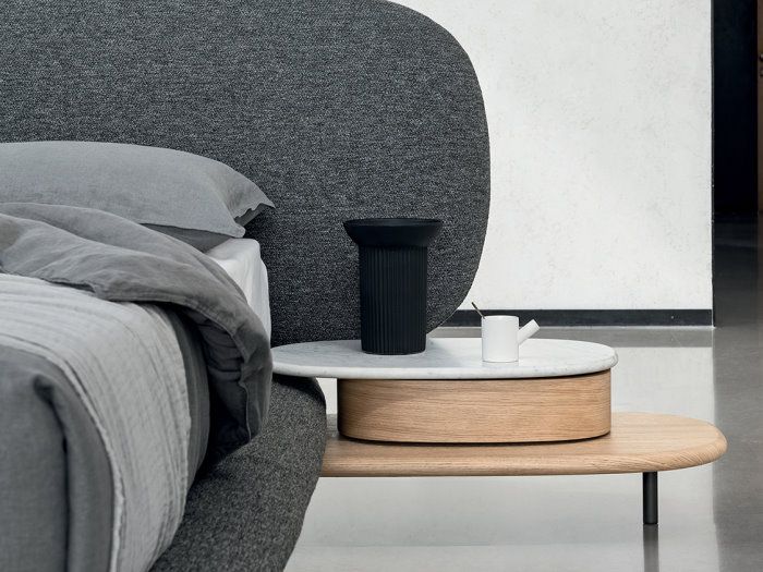 Détail de la tête de lit avec tables de chevet incorporées