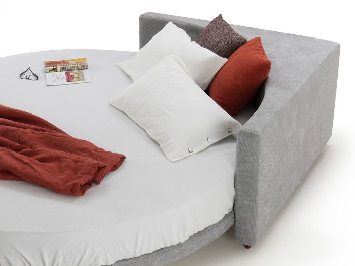 Détail d'une tête de lit basse et angulaire pour étagère