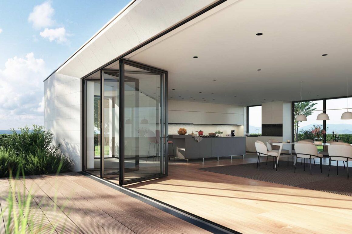 villa avec de grandes fenêtres coulissantes ouvertes