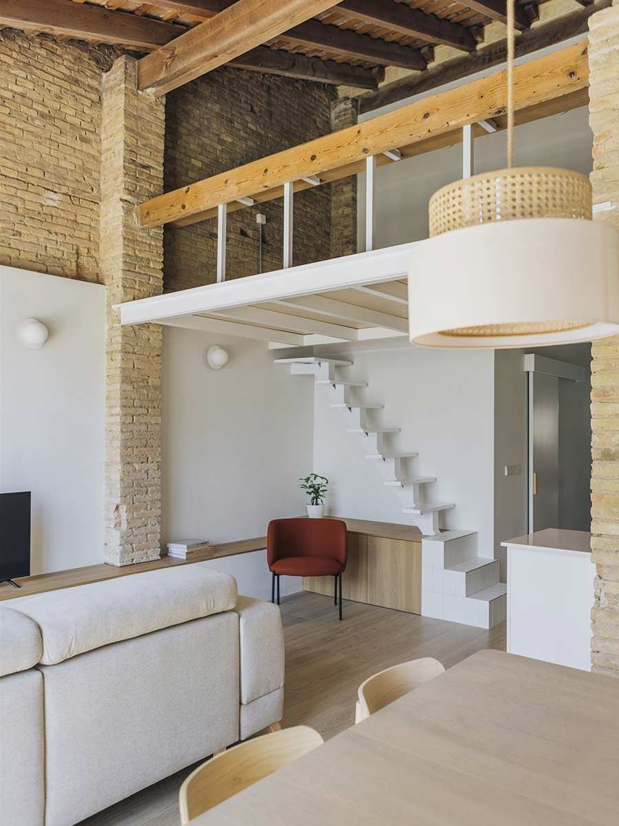 Attique à double hauteur avec mezzanine