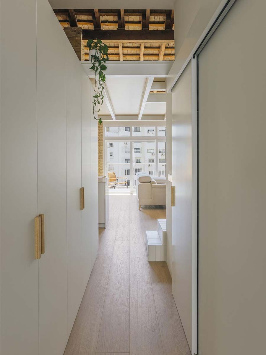 couloir avec armoire sur mesure pour optimiser l'espace