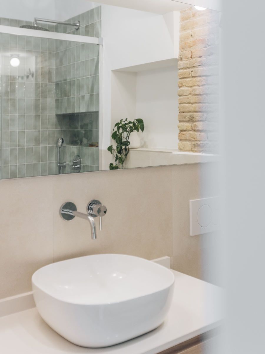 salle de bain avec colonne en briques apparentes