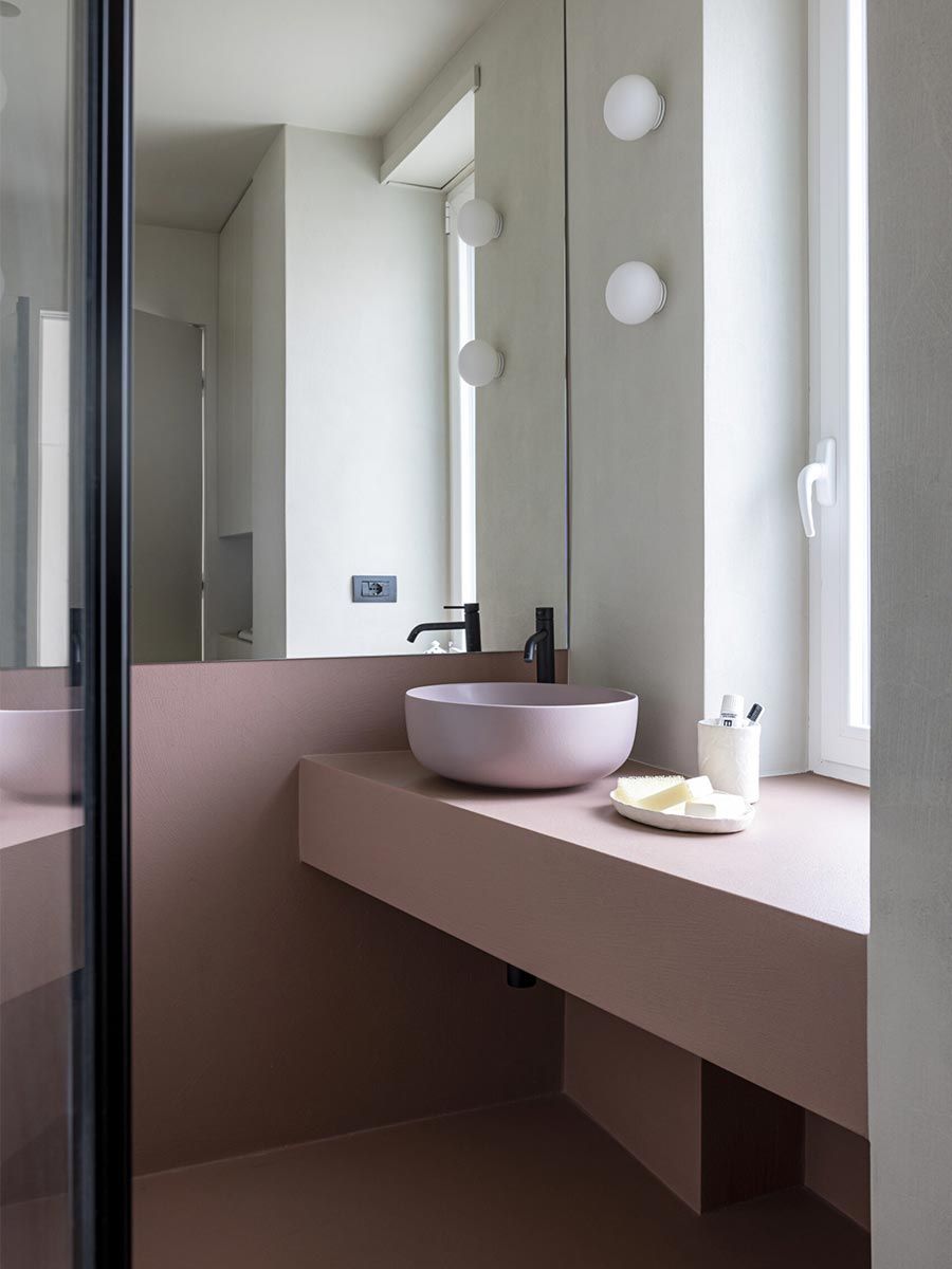 salle de bain moderne avec des carreaux de sol et de mur en résine rose