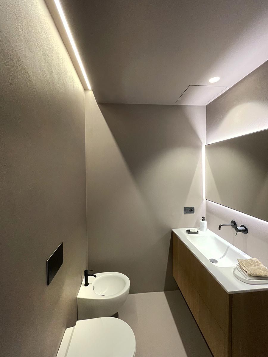 salle de bain avec carreaux de sol et muraux en résine