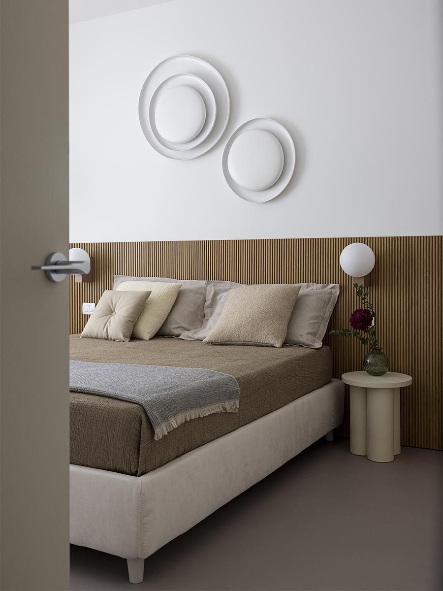 lit avec tête de lit en bois sur mesure