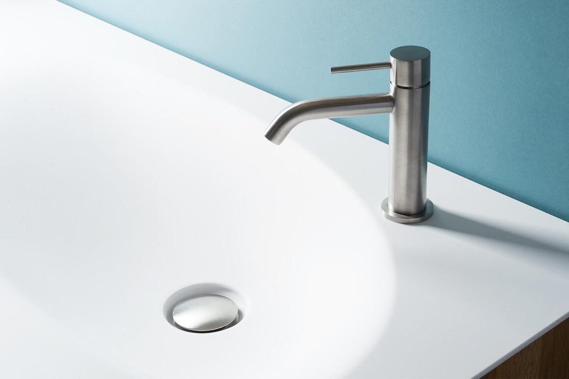 lavabo de salle de bain avec mitigeur en acier par Tubico