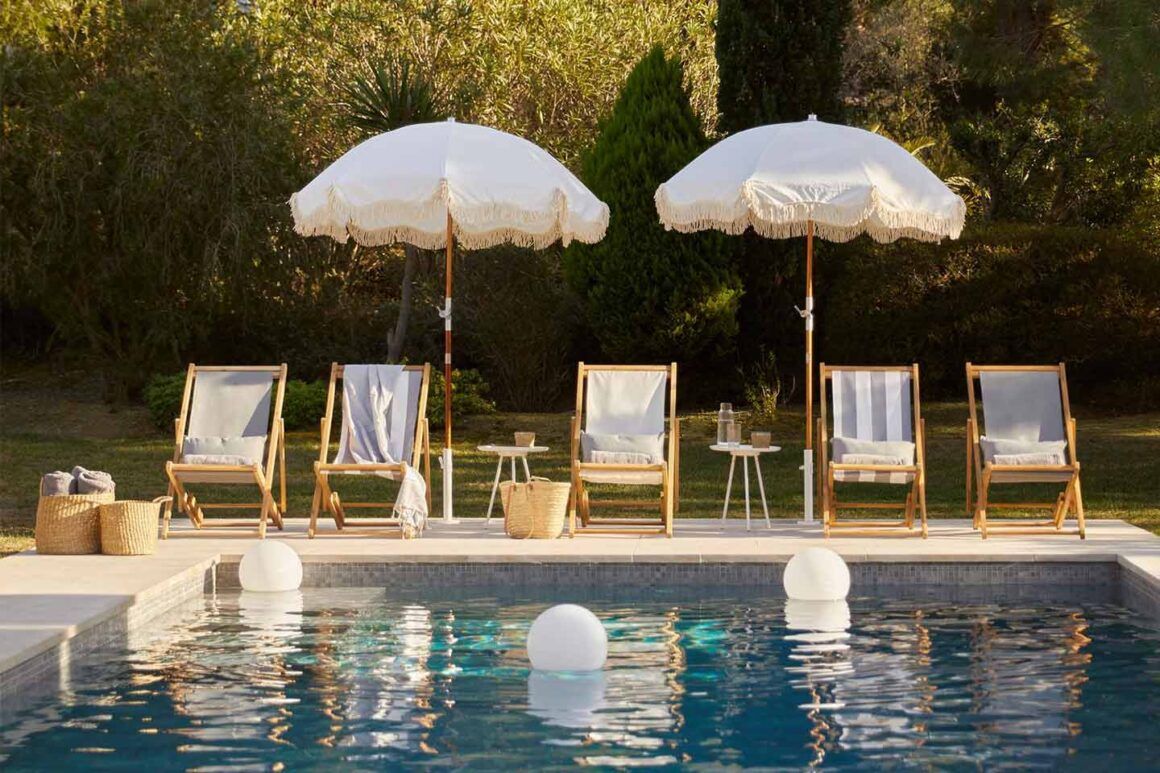 Aménager l'espace détente du jardin au bord de la piscine