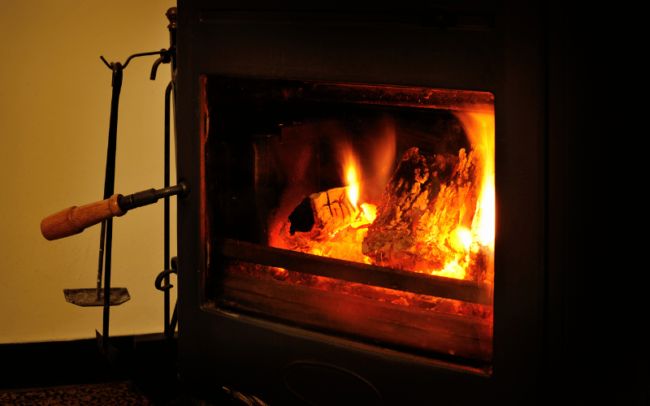 nettoyer un poêle à bois