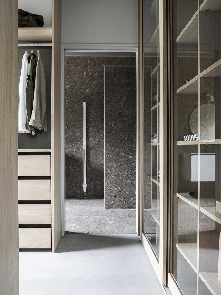 dressing relié à la chambre et à la salle de bains