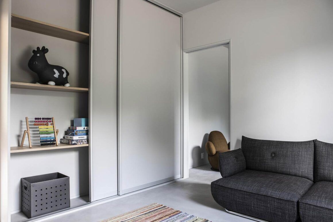 chambre avec armoire encastrée à portes coulissantes