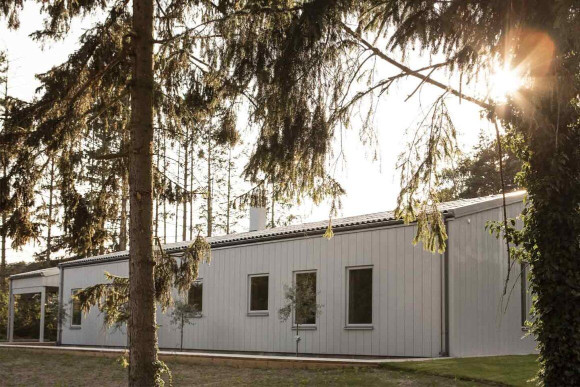 Maison contemporaine extérieure de construction neuve en Suède