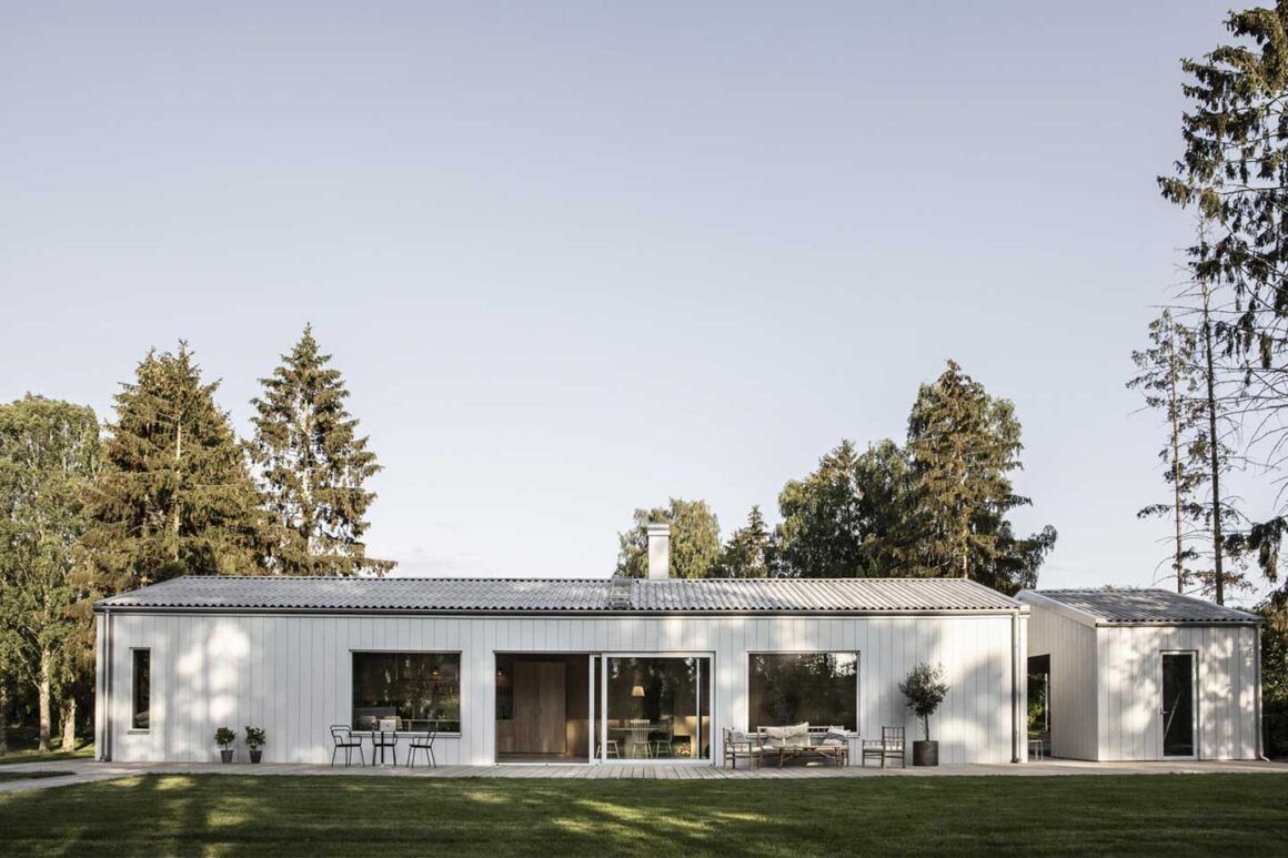 maison de construction récente dans la campagne suédoise