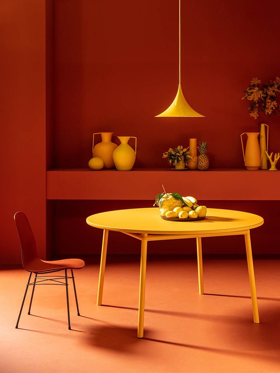 table ronde en métal jaune