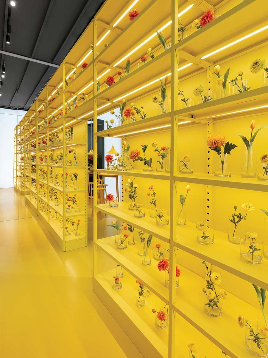 étagère en métal jaune avec éclairage intégré