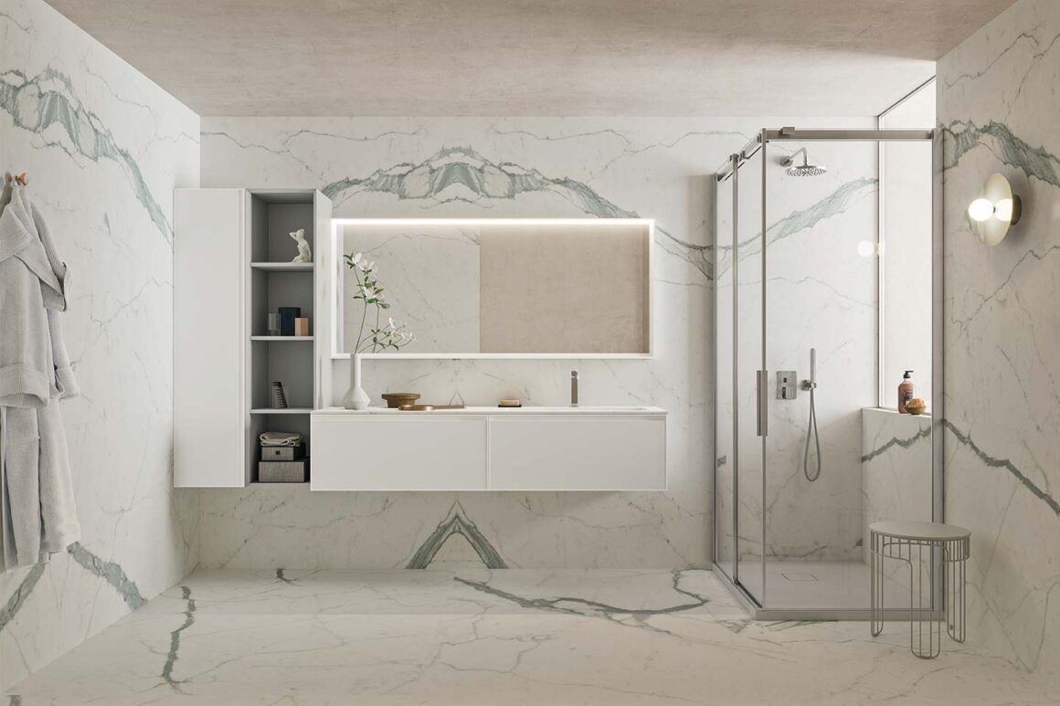 salle de bain luxueuse entièrement blanche