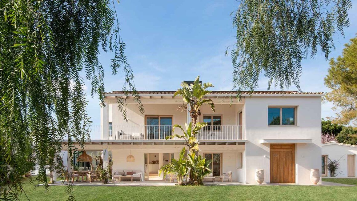 maison de deux étages entièrement rénovée dans le style méditerranéen