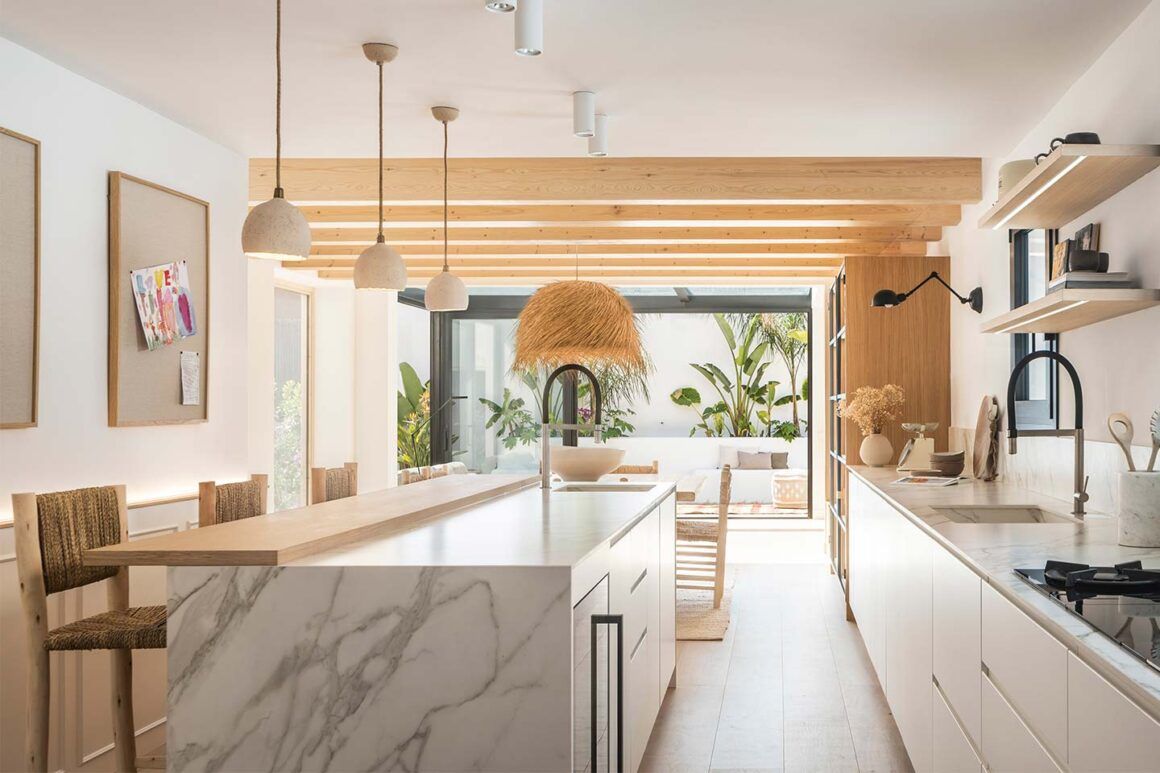 Cuisine de style méditerranéen avec vue sur le jardin