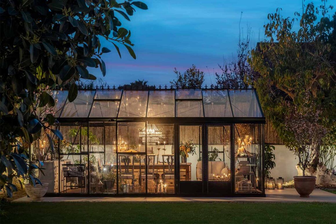 serre dans le jardin meublée comme une pièce supplémentaire