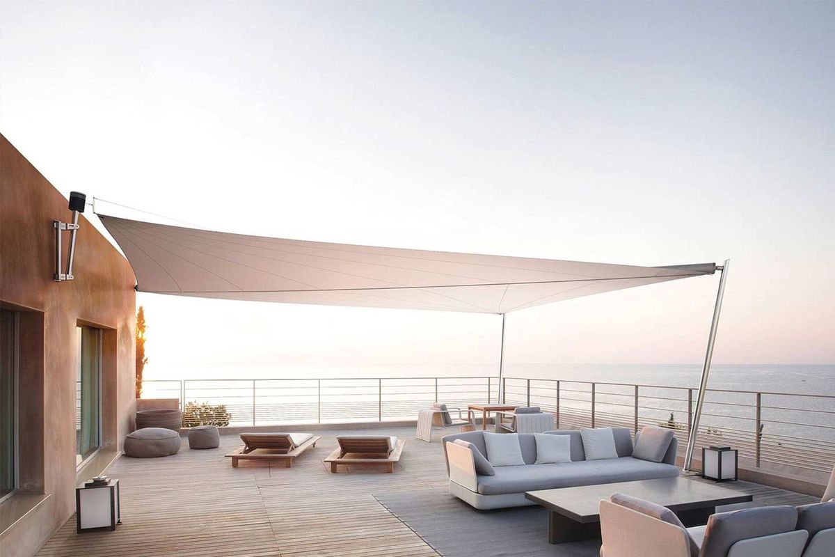 terrasse en bord de mer avec voile d'ombrage