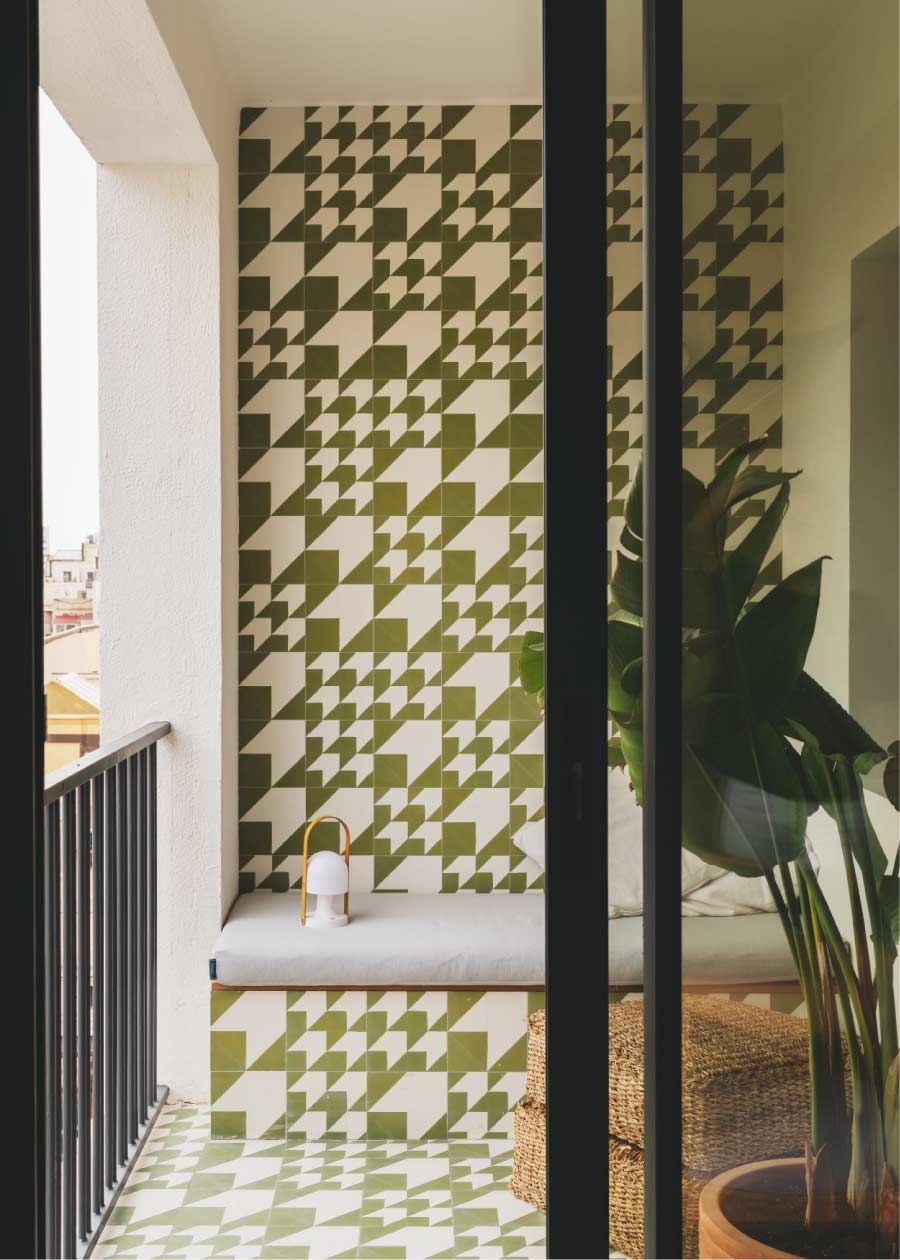 petit balcon de ville recouvert de carreaux géométriques