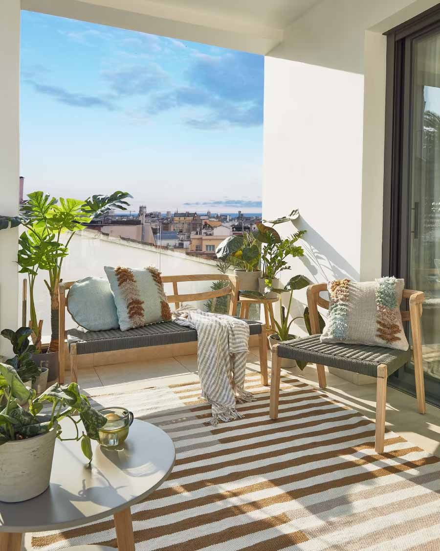 petit balcon couvert meublé