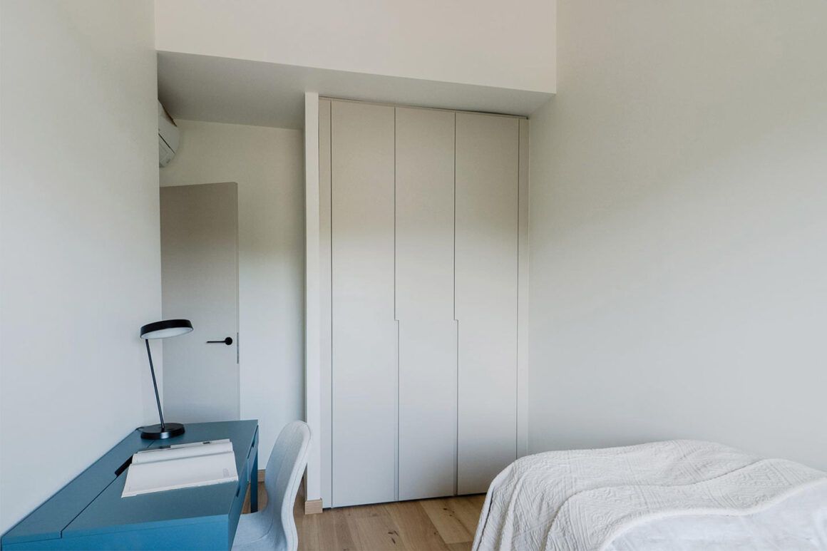 armoire d'alcôve dans la petite chambre