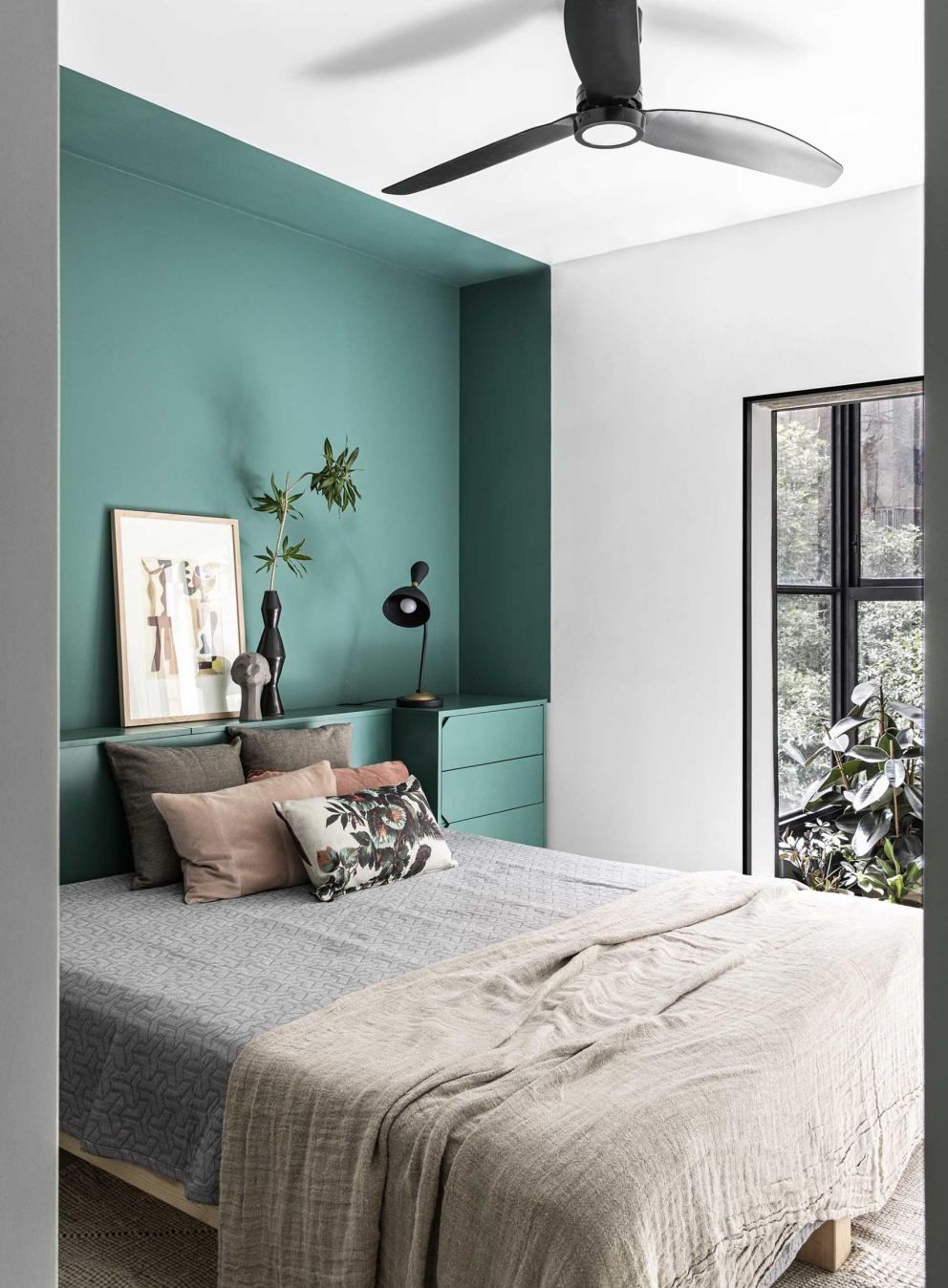 des idées pour le mur derrière le lit qui transformeront votre chambre